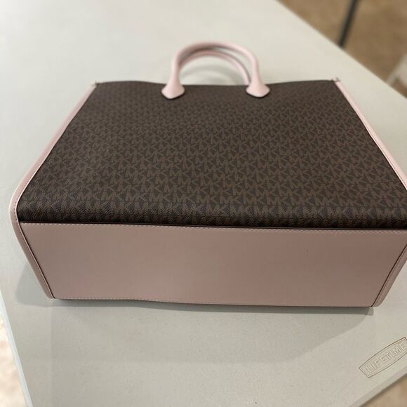 MICHAEL KORS Mirella
Large Logo Brown Tote Bag
Powder Blush Multi - Picture 6 of 7